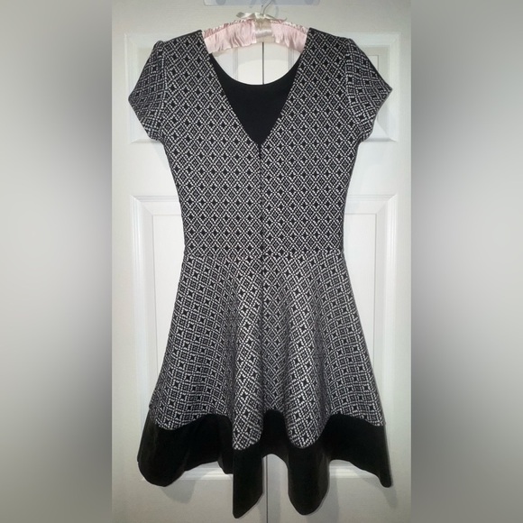 Parker Black & White Geometric Fit & Flare Dress with Leather Trim – Size XS - Picture 3 of 13